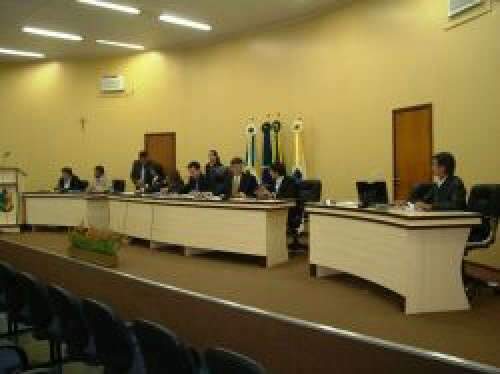  Vereadores t&ecirc;m verba suspensa por pagar revis&atilde;o de carro e m&iacute;dia at&eacute; em Goi&aacute;s