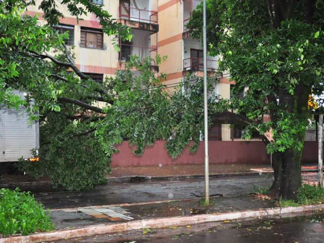  Raio provoca falta de energia no centro