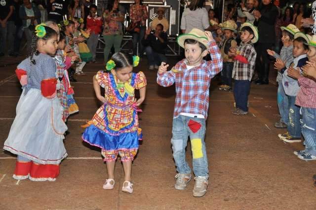 De volta &agrave; pra&ccedil;a, Festa Junina come&ccedil;a quinta e ter&aacute; 29 grupos de quadrilha