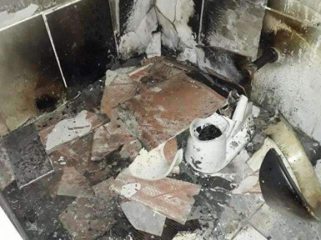 Centro esportivo &eacute; depredado e tem at&eacute; vesti&aacute;rio incendiado por v&acirc;ndalos 