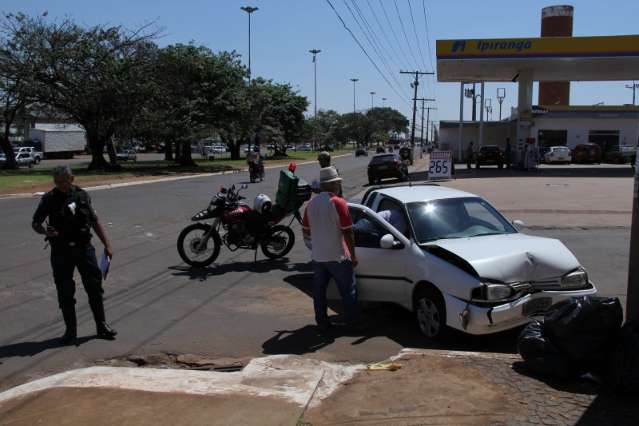 Ap&oacute;s batida, Saveiro colide contra poste na Avenida Costa e Silva