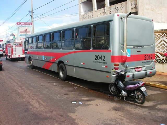  Colis&atilde;o de motocicleta com &ocirc;nibus na Zahran deixa duas jovens feridas