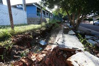 O morador afirmou que o muro caiu há seis meses (Foto: Marcelo Victor)
