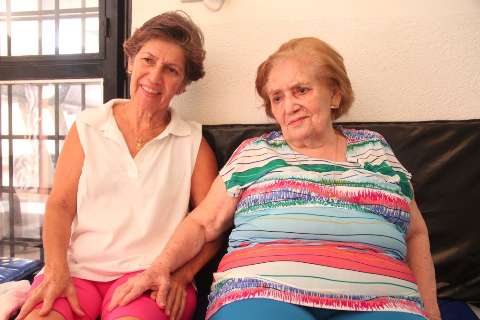Aos 93 anos, Dona Odette é um exemplo na academia malhando entre a moçada