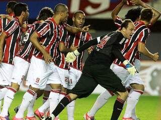 Rogério Ceni comemora com companheiros de equipe o gol que abriu o placar para o São Paulo (Foto: Gazeta Press)