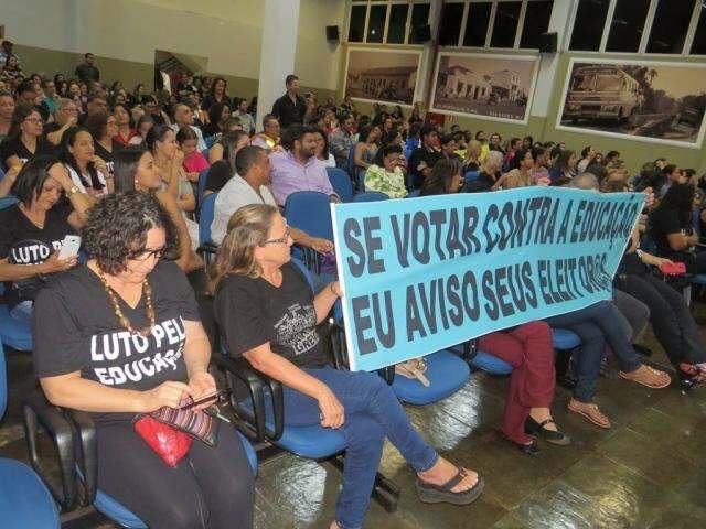 Em novo embate com a prefeitura, professores pedem CPI da educação