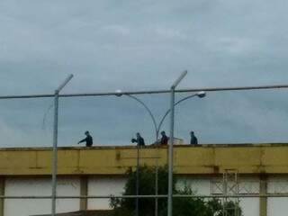Movimentação em muralha de presídio em Dourados, nesta manhã (Foto: Osvaldo Duarte)