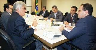 Delcidio na reunião com o secretário executivo do Ministério da Fazenda, Nelson Barbosa (Foto: Divulgação)