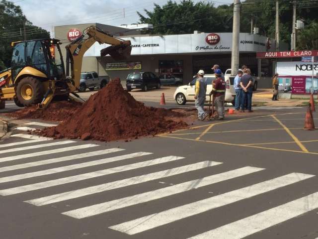 Prefeitura come&ccedil;a reparar trecho da Joaquim Murtinho onde asfalto cedeu 