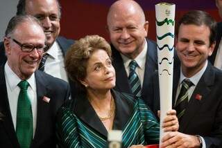 A presidente Dilma segura a tocha olímpica ao lado do prefeito do Rio, Eduardo Paes, e do presidente do Comitê Organizador dos Jogos, Carlos Arthur Nuzman (Foto: Marcelo Camargo/Agência Brasil)