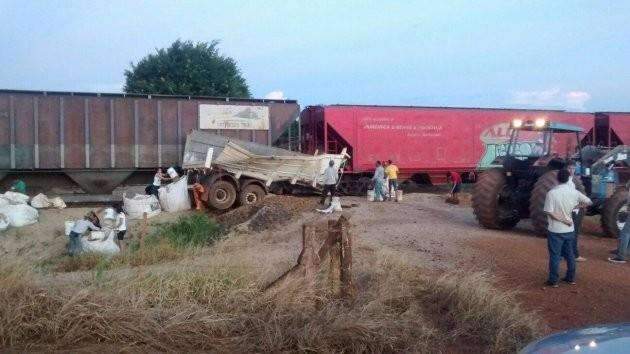 Caminh&atilde;o para em cima da linha f&eacute;rrea e &eacute; atingido por trem na MS-306