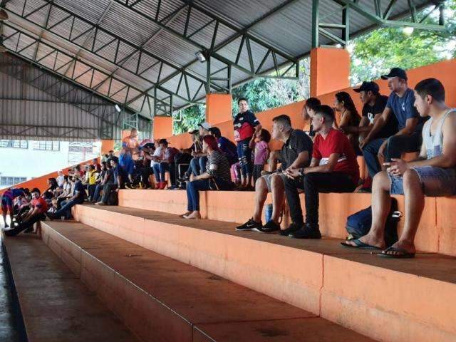 Acostumados a bandejas, gar&ccedil;ons jogam futebol e disputam pr&ecirc;mios