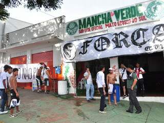 Torcedores estão uniformizados em em clima de festa à espera da partida no Morenão. (Foto: João Garrigó)