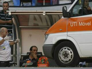 Treinador por ambulância nesta tarde durante o clássico entre Flamengo e Vasco no Engenhão. (Foto: Lancepress) 