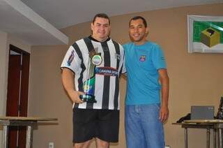 Alex Lage recebeu troféu da primeira competição de futebol de mesa realizada em MS (Foto: Divulgação)