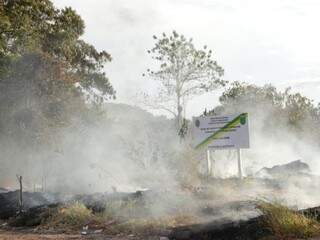 Fogo atingiu cerca de cinco hectares da área militar, segundo Corpo de Bombeiros (Foto: Kisie Ainoã)