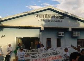 Candidatos a concurso protestaram nesta semana, em frente a Câmara. ((Foto: Divulgação)