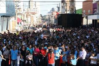 Milhares de pessoas já aguardam início da procissão (Foto: Marcos Ermínio) 