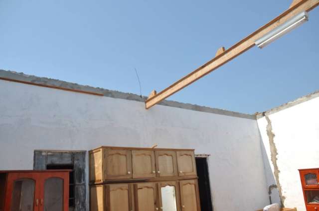 Casa de mulher cega &eacute; destelhada enquanto fam&iacute;liares assistiam televis&atilde;o