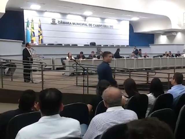 Audi&ecirc;ncia na C&acirc;mara lota para discutir problemas de alunos com universidade