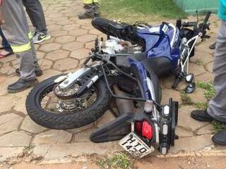 Motoviatura de um dos agentes ficou danificada após acidente na Vila Margarida. (Foto: Direto das Ruas)