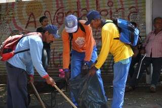 Na região central, funcionários da prefeitura realizam varrição das ruas. (Foto:Marcos Ermínio)