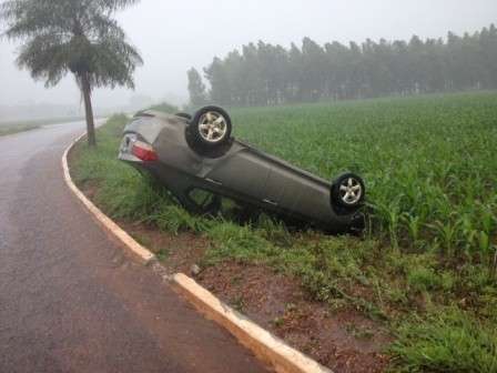 Ve&iacute;culo capota durante forte chuva em rodovia estadual em F&aacute;tima do Sul