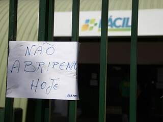 Folha comunica que unidade está fechada. (Foto: Marcos Erminio)