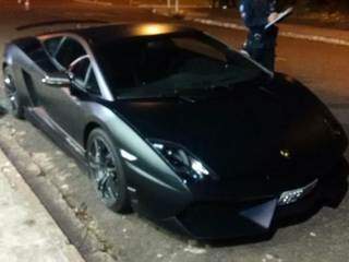 Avaliada em R$ 1,075 milhão, Lamborghini foi apreendida na noite de sábado, com licenciamento atrasado. (Foto: Divulgação)