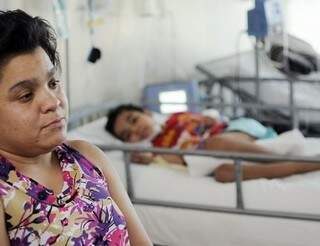Desempregada, a ex-servente se dedica integralmente aos cuidados com o filho. (Foto:Divulgação/Vaquinha Social)