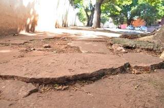Calçadas do quartel na Joaquim Murtinho já derrubou dona Luzia, de 64 anos (Foto: Vanderlei Aparecido)