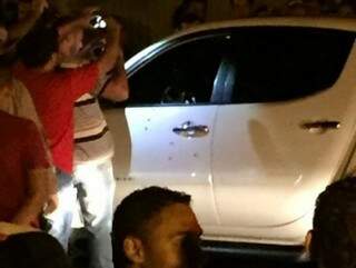 Jovem de 21 anos &eacute; morto a tiros de pistola 9 mil&iacute;metros em caminhonete