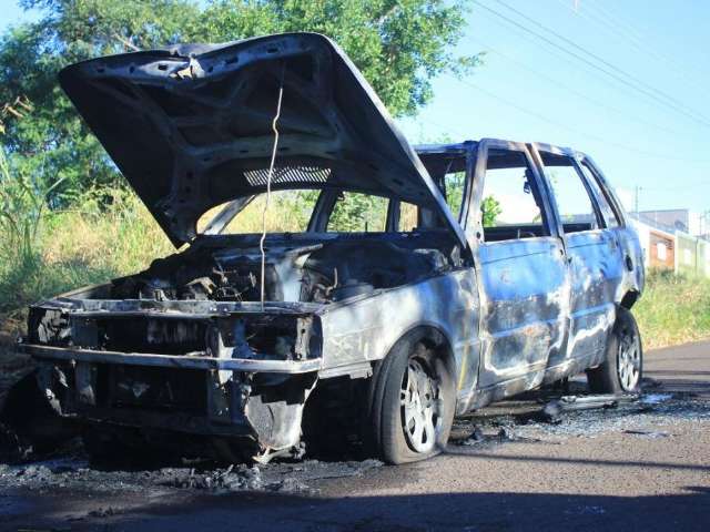 Ap&oacute;s roubos, bandidos abandonam carro furtado e ateiam fogo 