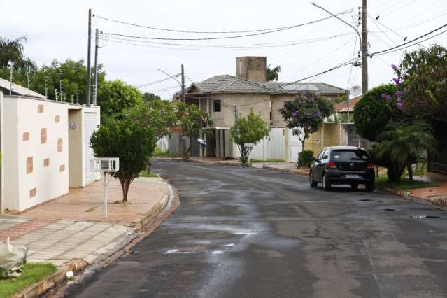 Terrenos tomado pelo mato crescem e causam inseguran&ccedil;a em bairro nobre