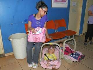 Janúcia tem trigêmeas e levou duas para vacinar. Terceira menina recebe atendimento médico em casa. (Foto: Paulo Francis)
