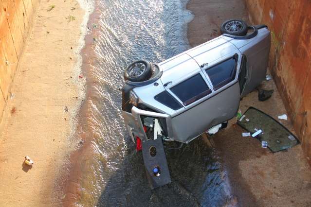 Motorista com ind&iacute;cios de embriaguez perde controle e carro cai em c&oacute;rrego