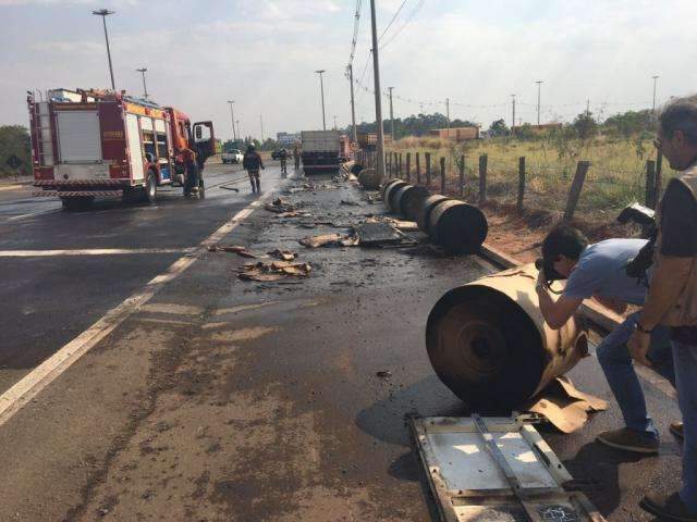 Caminh&atilde;o come&ccedil;a a pegar fogo no meio da estrada e d&aacute; susto em motorista