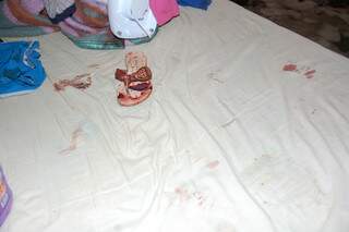 Na residência ficaram manchas de sangue. (Foto: Simão Nogueira)