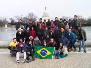 Participantes do programa posam para foto em frente à Casa Branca, em Washington, capital dos EUA (Foto: Arquivo pessoal de participante)