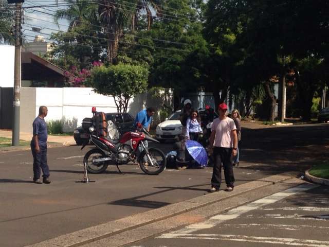 Motociclista tem fratura exposta ao colidir com ve&iacute;culos na rua da Paz