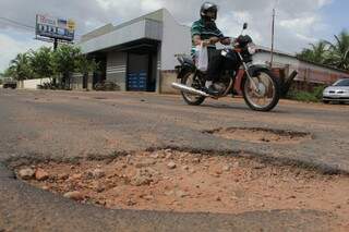 Motociclistas estão mais vulneráveis a acidentes com buracos na cidade. (Foto: Fernando Antunes)  