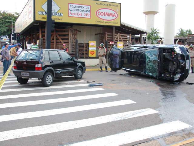  Carro capota e prejudica tr&acirc;nsito na rua Sebasti&atilde;o Lima