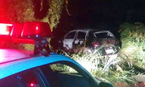 Dupla rende família e incendeia carro roubado depois de usá-lo em arrastão