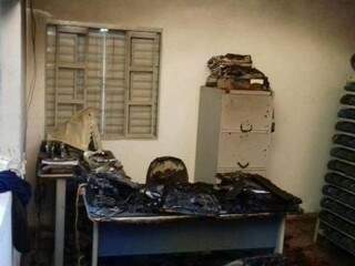 Polícia Civil investiga se incêndio foi criminoso. Oficina mecânica foi destruída pelo fogo. (Foto: Ivi Notícias)