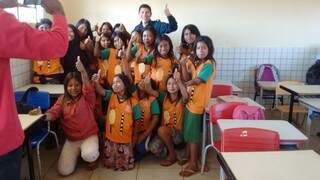 Em sala de aula, policial faz a diferença conversando com as crianças em guarani