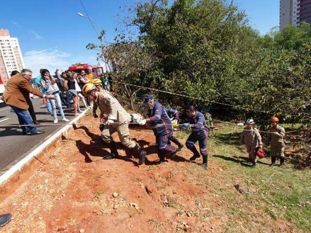 Motorista passa mal e ve&iacute;culo capota no barranco do c&oacute;rrego S&oacute;ter