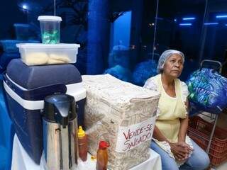 Antônia Gonçalves Silva tem 65 anos e vende salgados em frente a UPA há 1 ano. (Foto: Paulo Francis) 