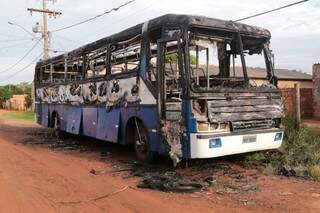 ônibus particular, que estava na frente da igreja, também foi alvo. (Foto: Marcos Ermínio). 