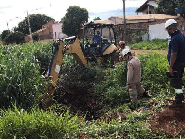Bombeiros encontram corpo de homem coberto de lama em vala 