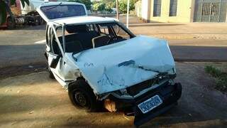 Veículo furtado nessa madrugada colidiu no Centro de Dourados. (Foto: Osvaldo Duarte)
